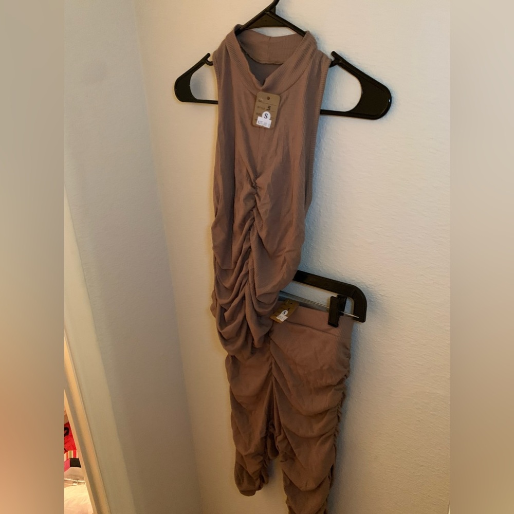 Sleeveless mock neck ruched two piece set without tags